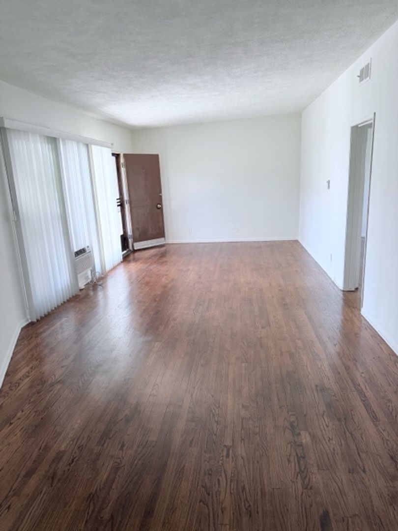 West Hollywood Apartment: 1224 N. Crescent Heights Boulevard