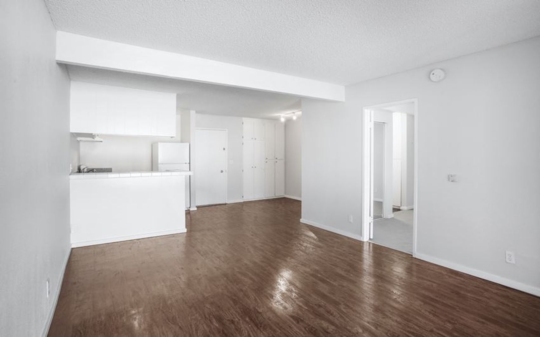 Canoga Park Apartment: 21315 Roscoe Blvd.