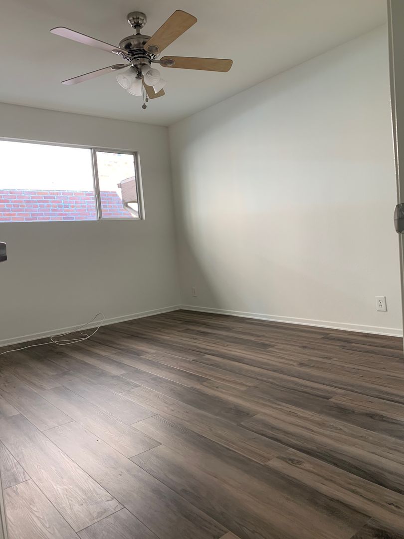 Los Angeles Apartment: 7067 Hawthorn Avenue