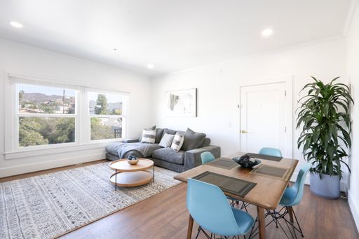 The Heartbeat of Hollywood - Stylish West Facing Two Bedroom – photo 1
