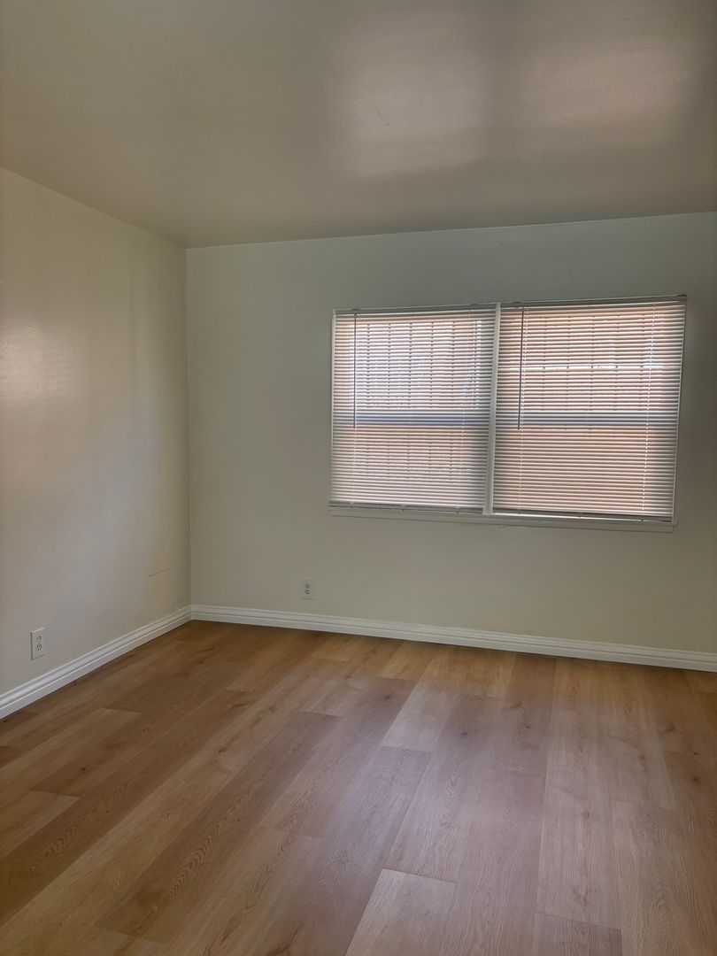 Los Angeles Apartment: 1919-1921 W. 36Th Place