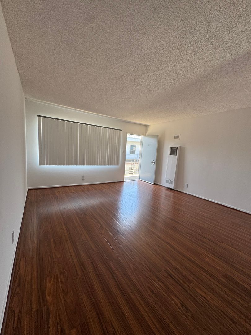 Los Angeles Apartment: 1832 Garfield Place