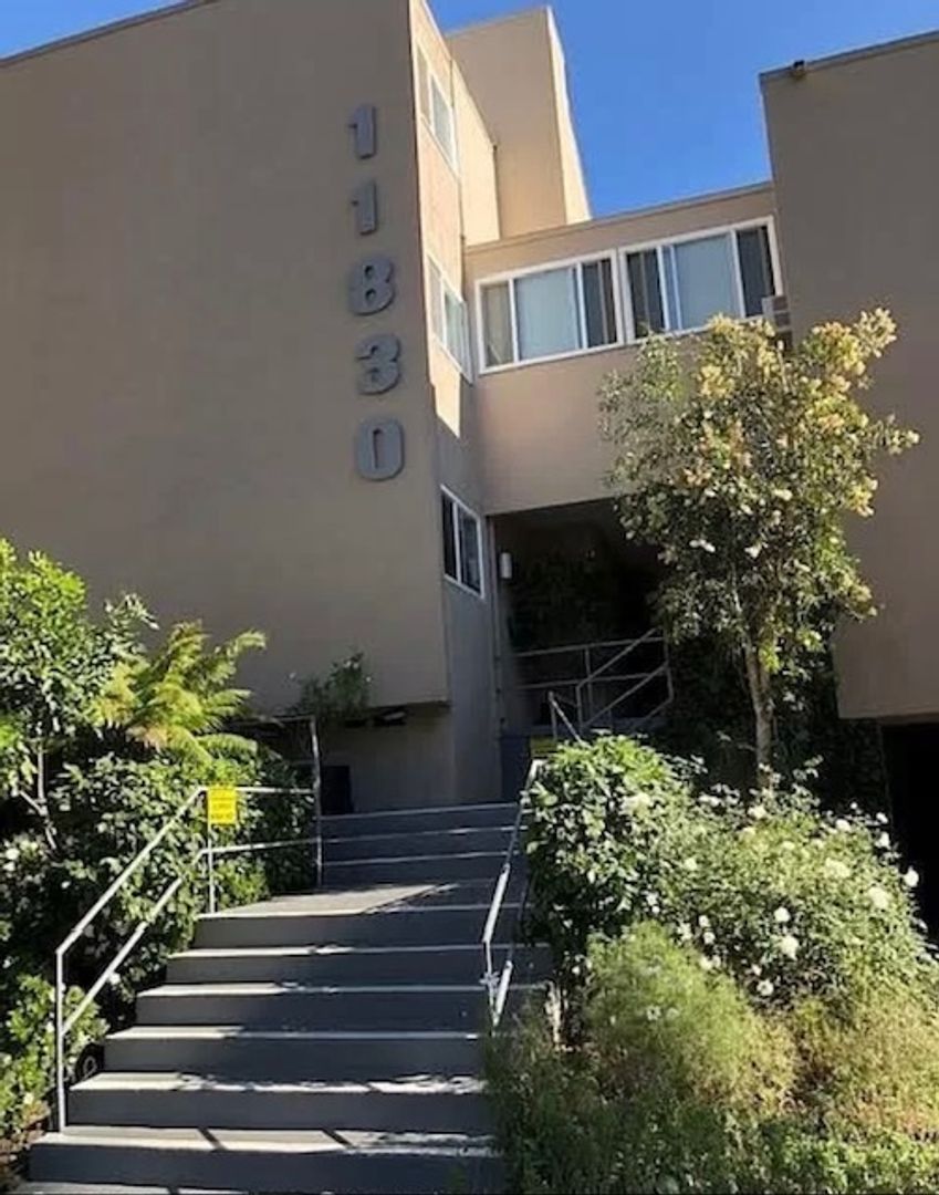 Los Angeles Apartment: 11830 Darlington Ave