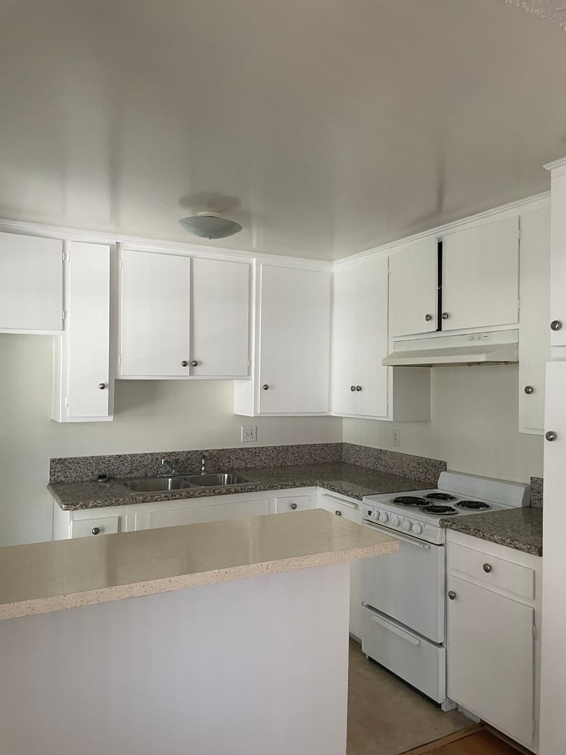 Montrose Apartment: 2748 Montrose Ave