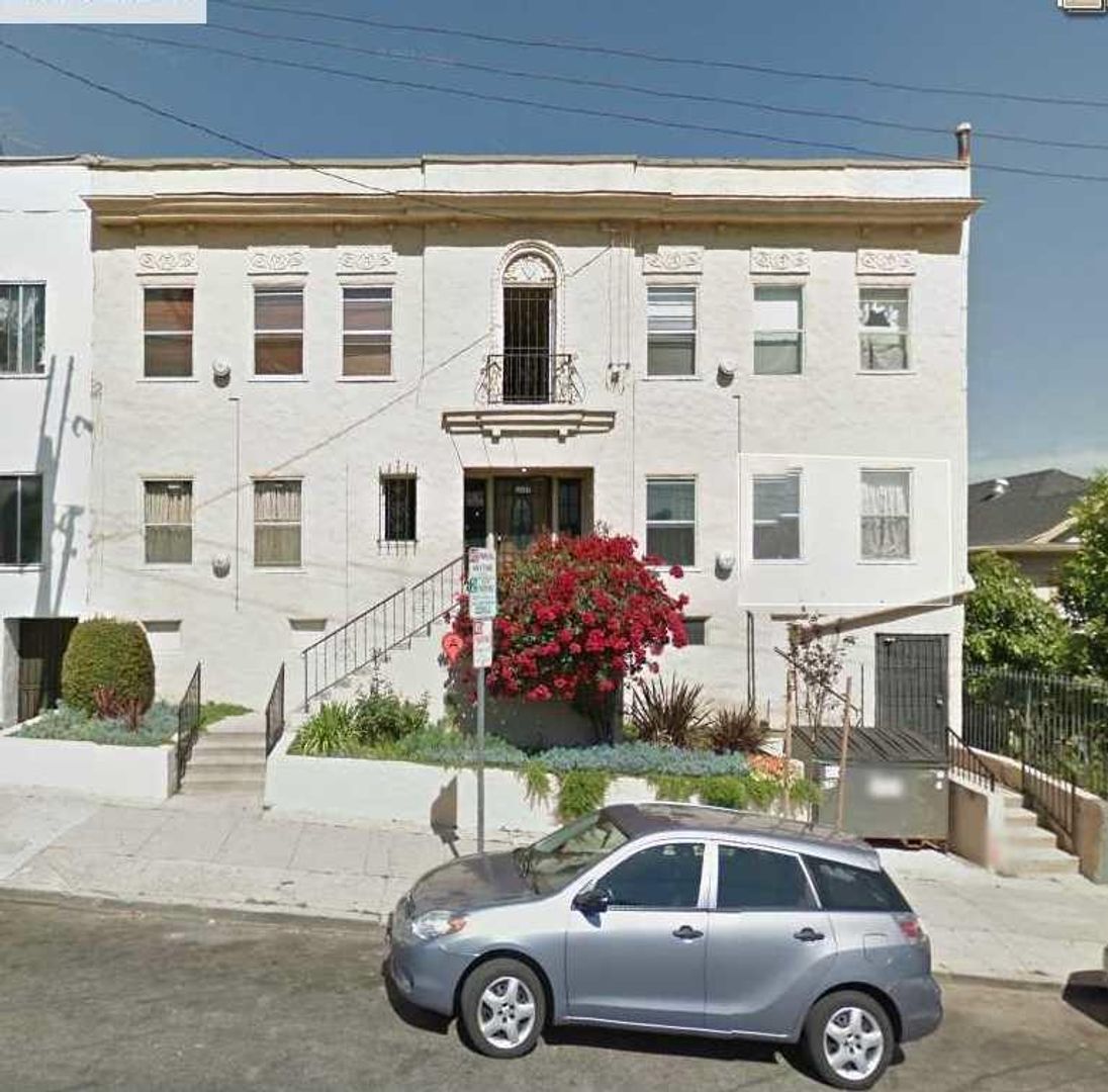 Los Angeles Apartment: 1047 Hyperion Ave