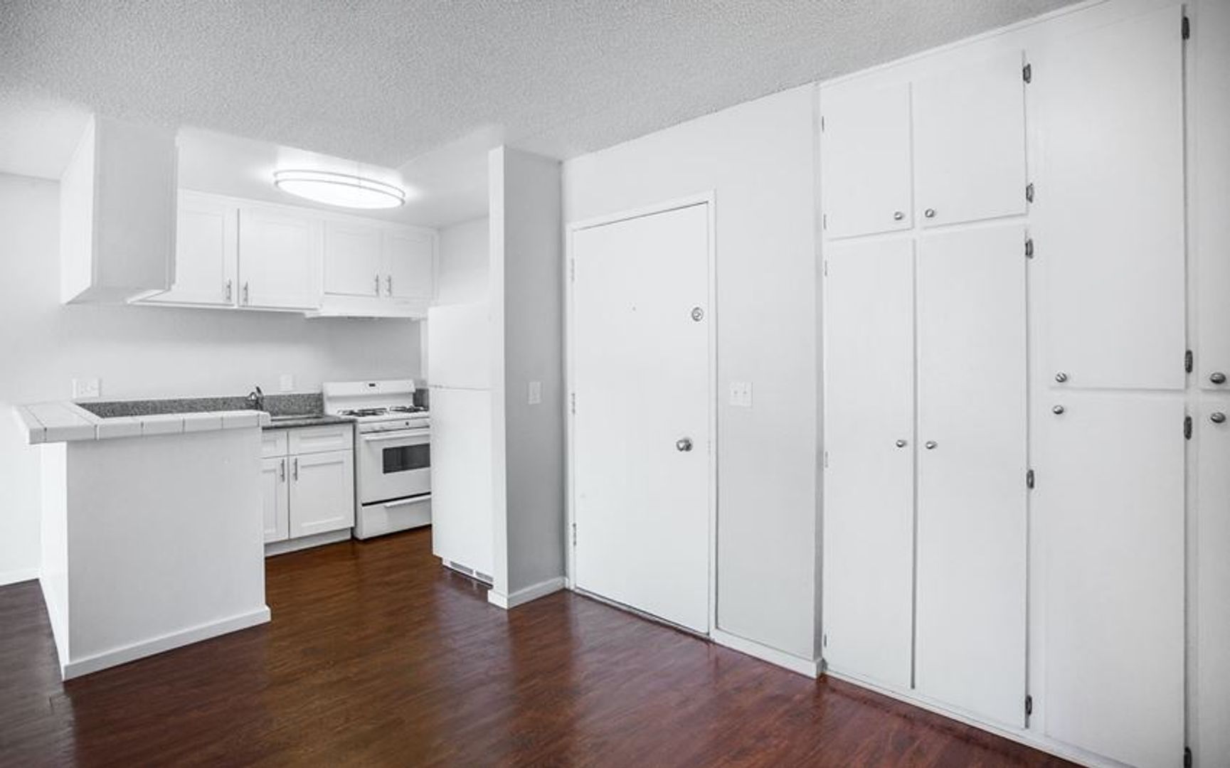 Canoga Park Apartment: 21315 Roscoe Blvd.