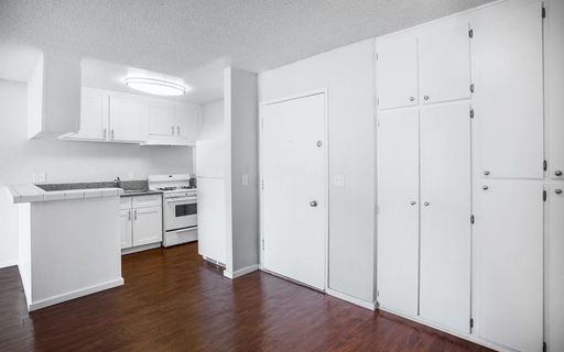 Prime Canoga Park Location – photo 1