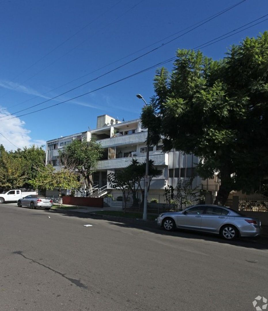 Los Angeles Apartment: 1832 Garfield Place