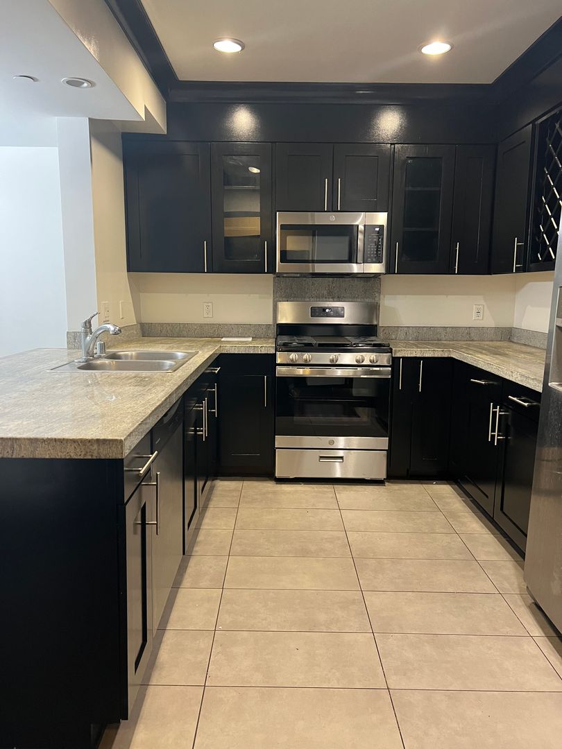 Toluca Lake Apartment: 10625 Bloomfield Avenue