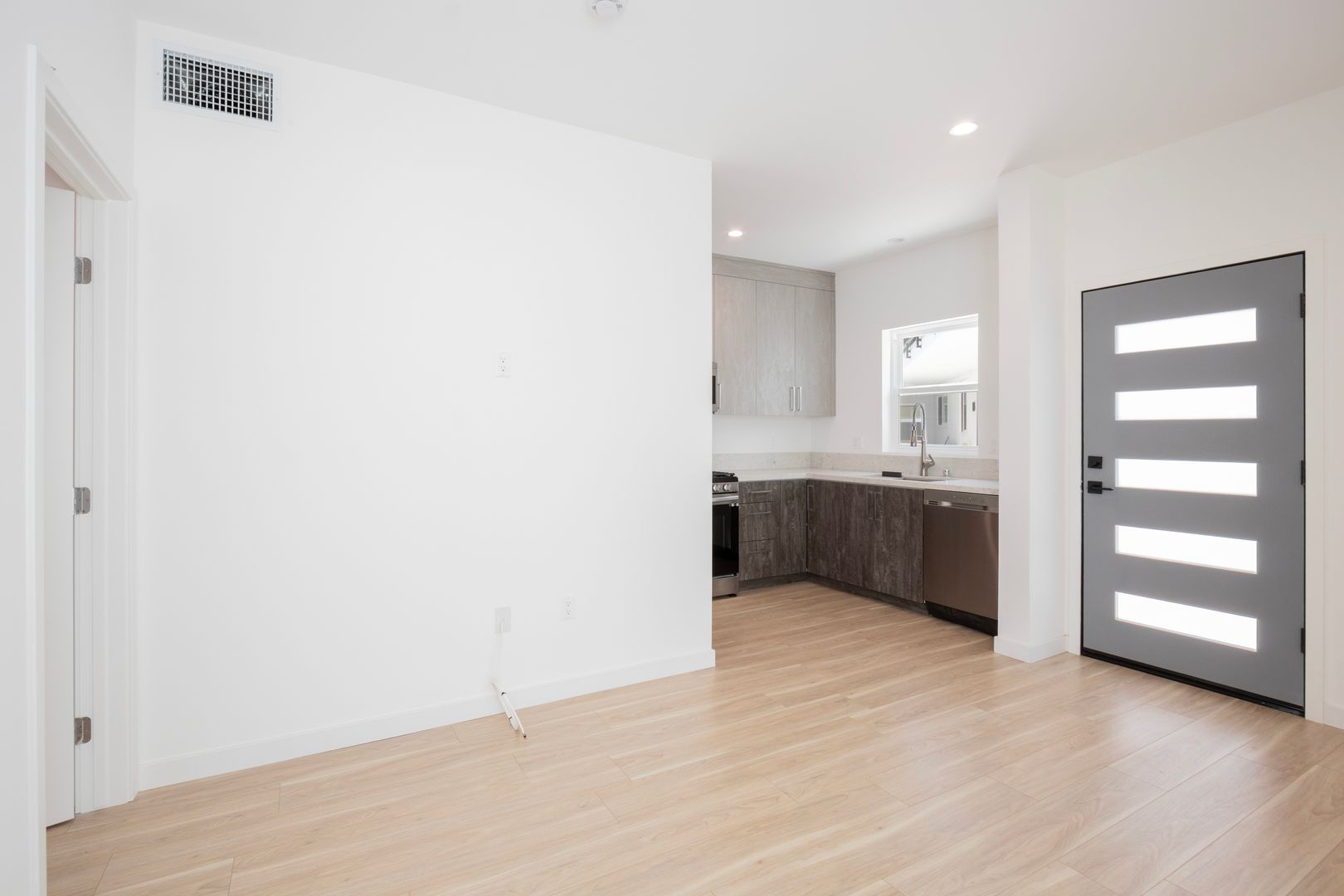 Los Angeles Apartment: 1346 N Stanley Ave