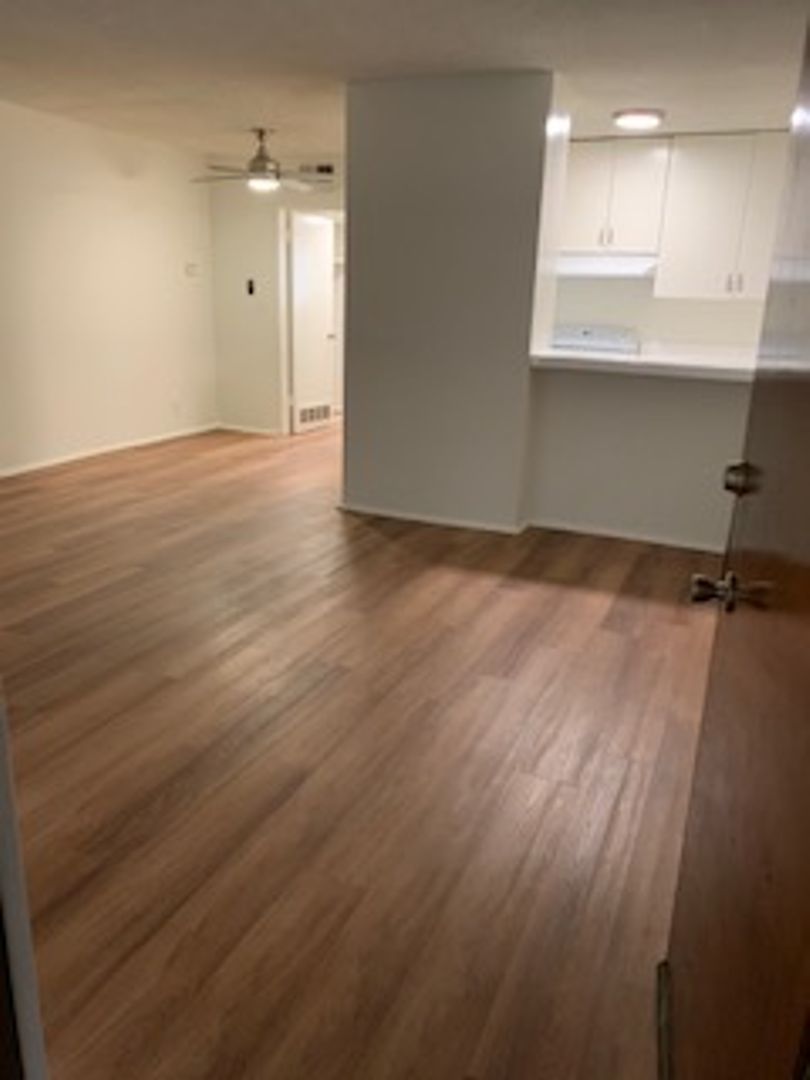 Los Angeles Apartment: 7071 Hawthorn Avenue