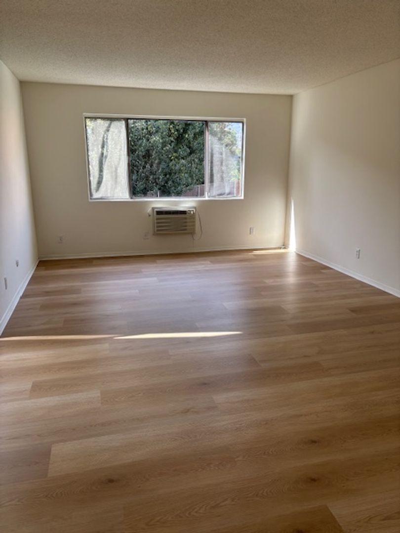 Montrose Apartment: 2748 Montrose Ave