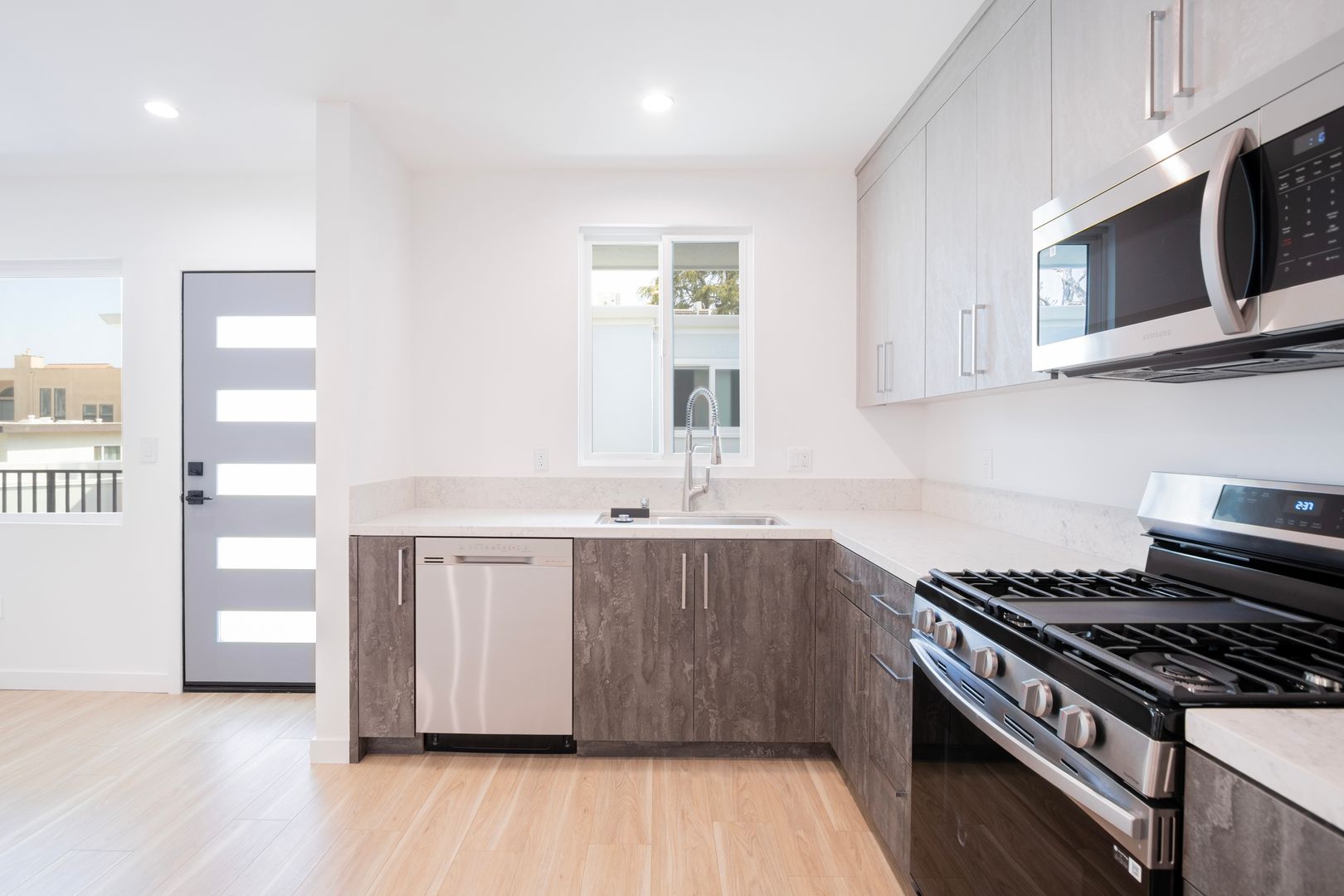 Los Angeles Apartment: 1346 N Stanley Ave