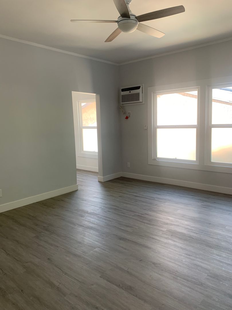 Los Angeles Apartment: 1047 Hyperion Ave