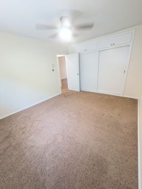 Bright Top Floor 1br with Balcony Parking Included – photo 1