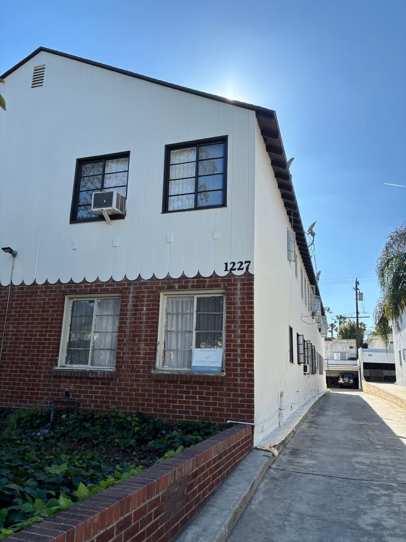 West Hollywood Apartment: 1227 N. Crescent Heights