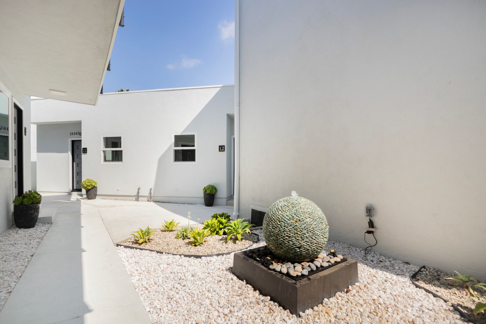 Los Angeles Apartment: 1346 N Stanley Ave