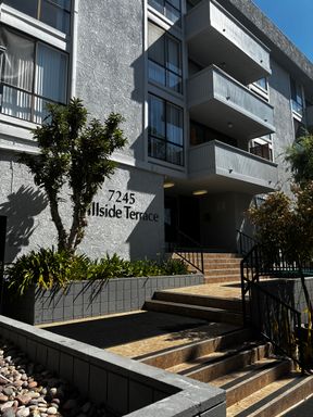 Comfortable 1-Bedroom in Gated Community with Pool & Parking – photo 1
