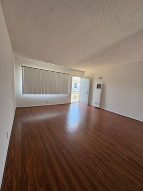 Hollywood Living Made Easy – Modern 1BR with Pool & Gated Entry – photo 1