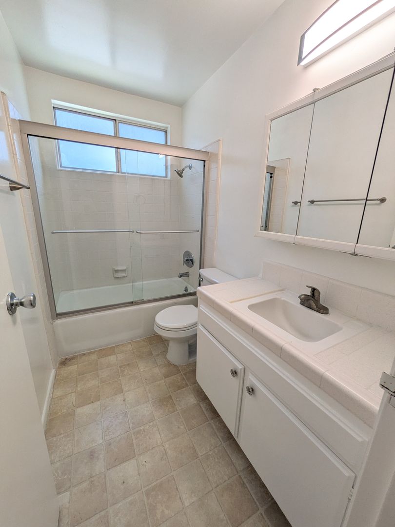 Los Angeles Apartment: 648 N. Hayworth Ave