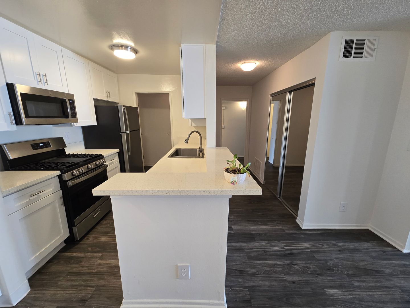 Los Angeles Apartment: 7245 Hillside Avenue