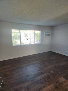 Discover Comfort in Tarzana – 1BR with Pool, Parking & Laundry