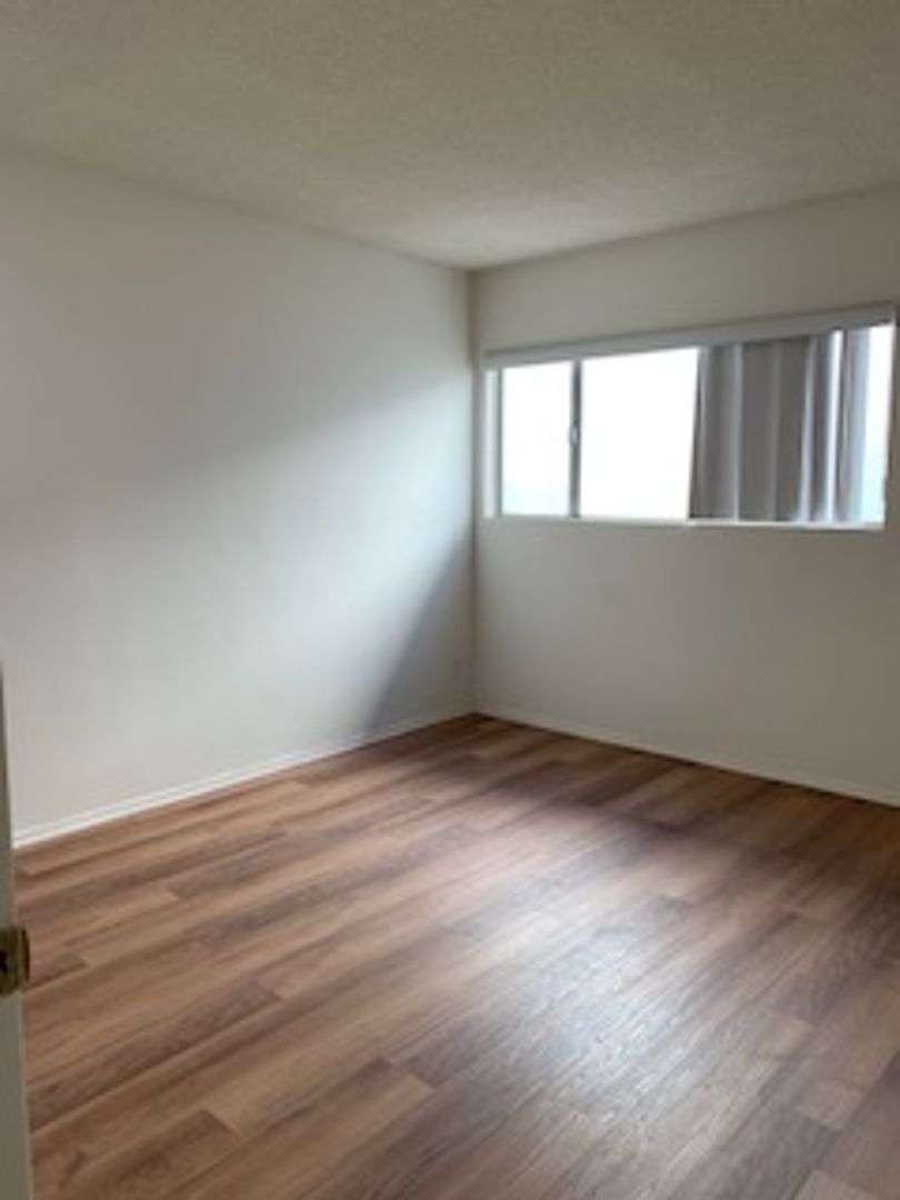 Los Angeles Apartment: 7071 Hawthorn Avenue