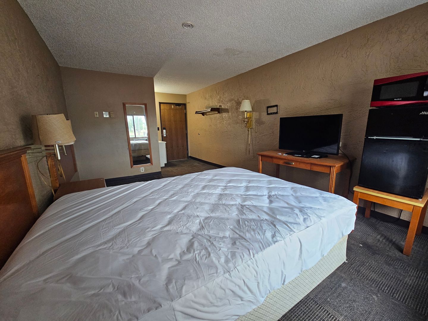 Sioux Falls Apartment: 1300 W Russell St