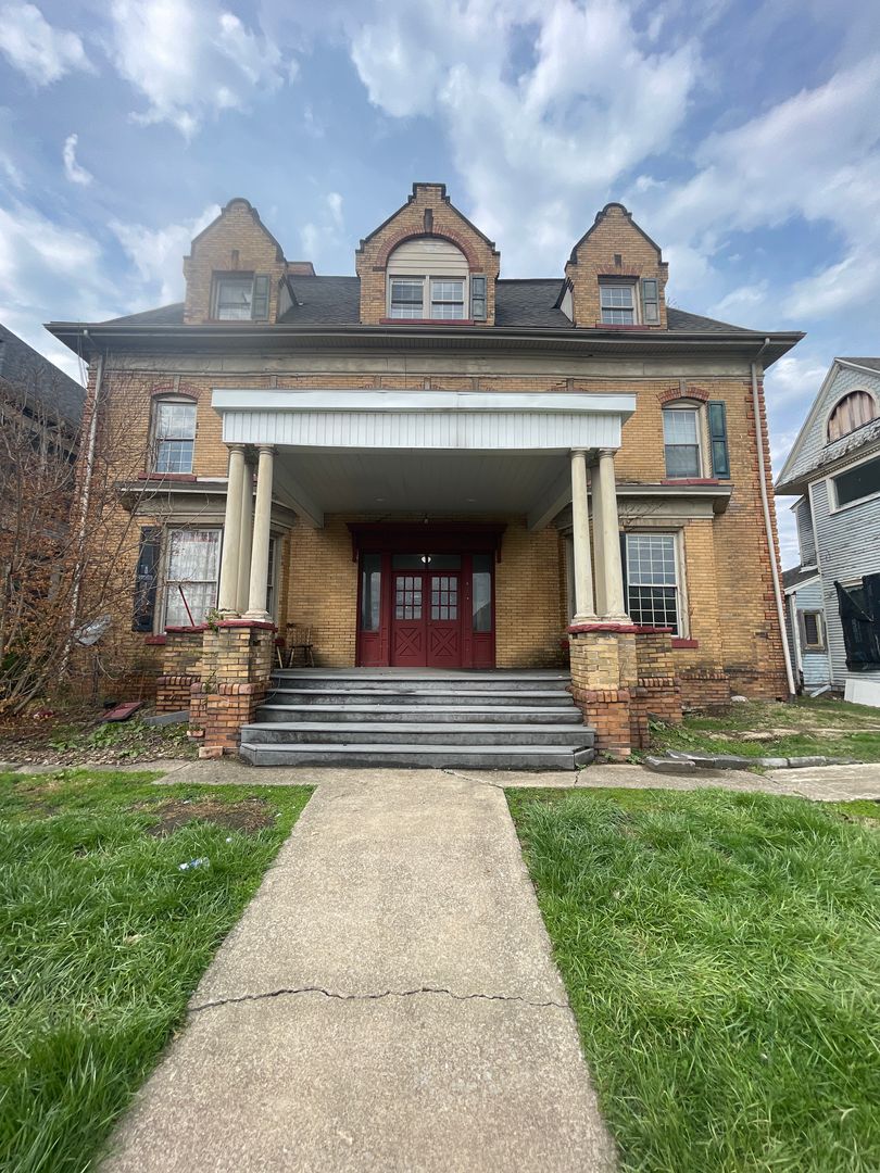 215 E Lincoln Ave New Castle, PA 16101