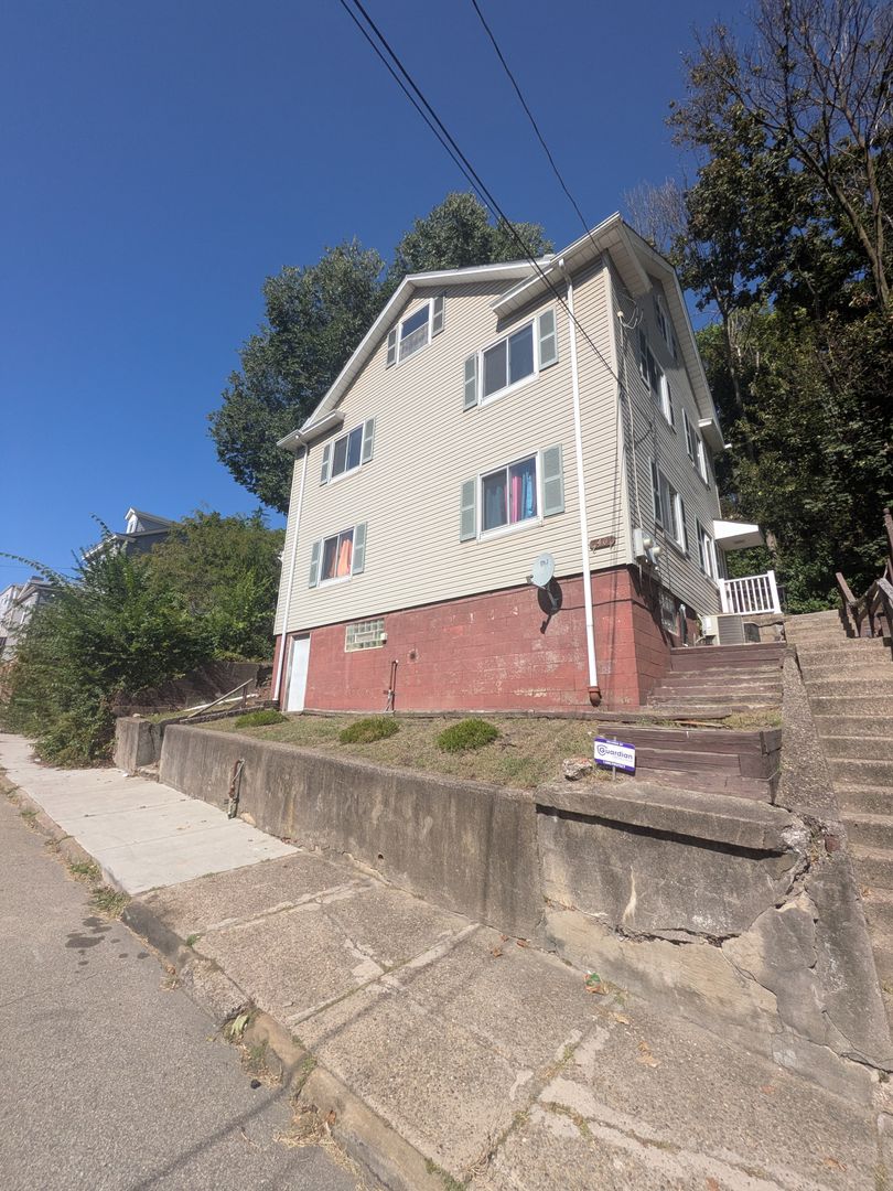 Pittsburgh Apartment: 2404 S 18th