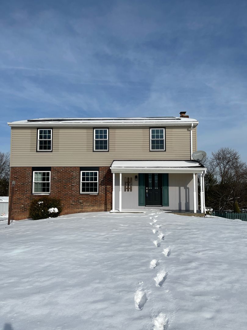 Coraopolis House: 120 Scottsdale Dr