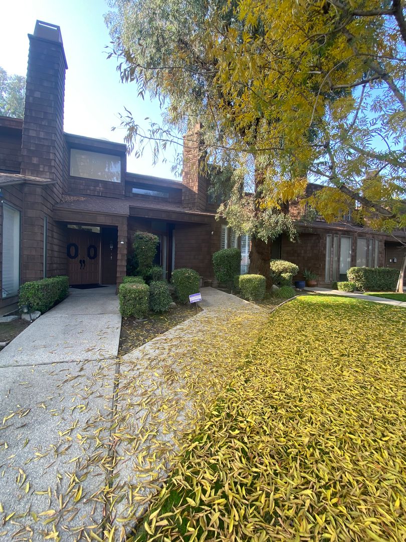 Bakerfield Townhome: 2201 Barrington Street Unit 2