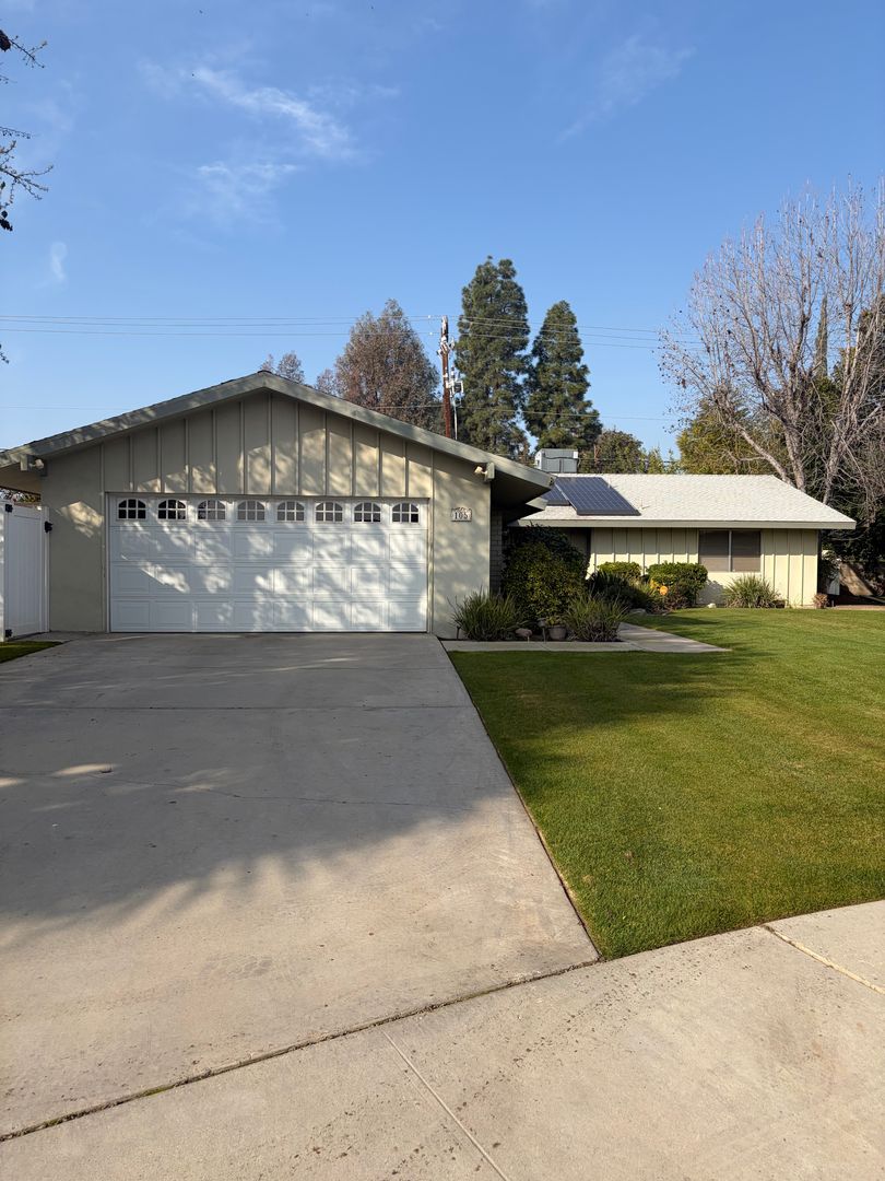 Bakersfield House: 105 River Oaks Drive