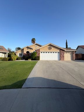 Charming Family Home with Spacious Yard – photo 1
