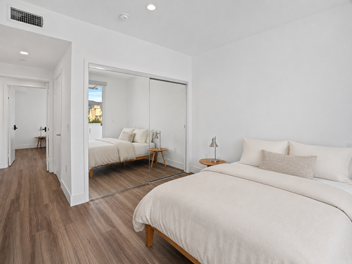 Furnished Luxurious Master Bedroom in Hollywood – photo 1
