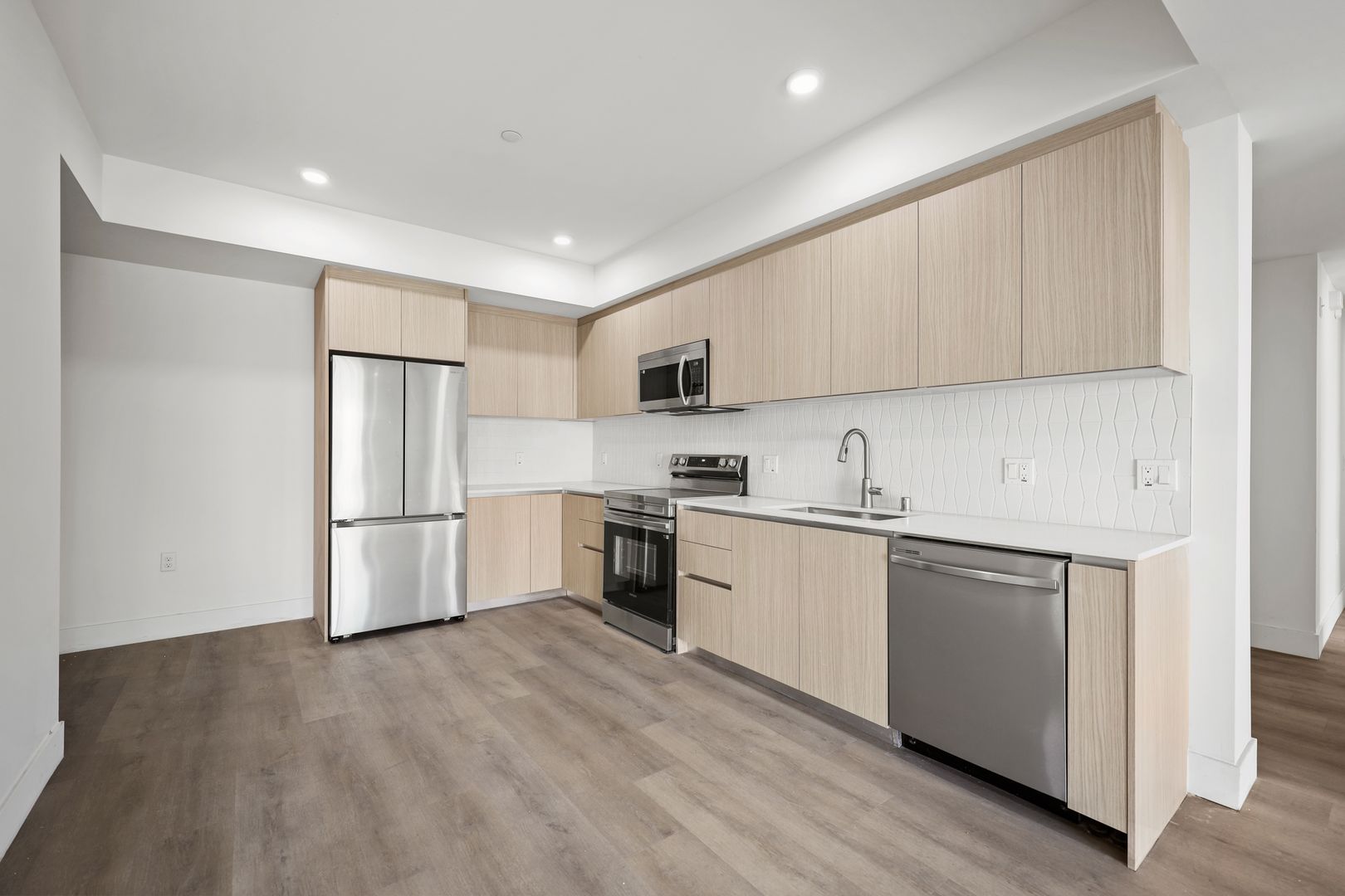 Los Angeles Apartment: 7050 Hawthorn Ave.