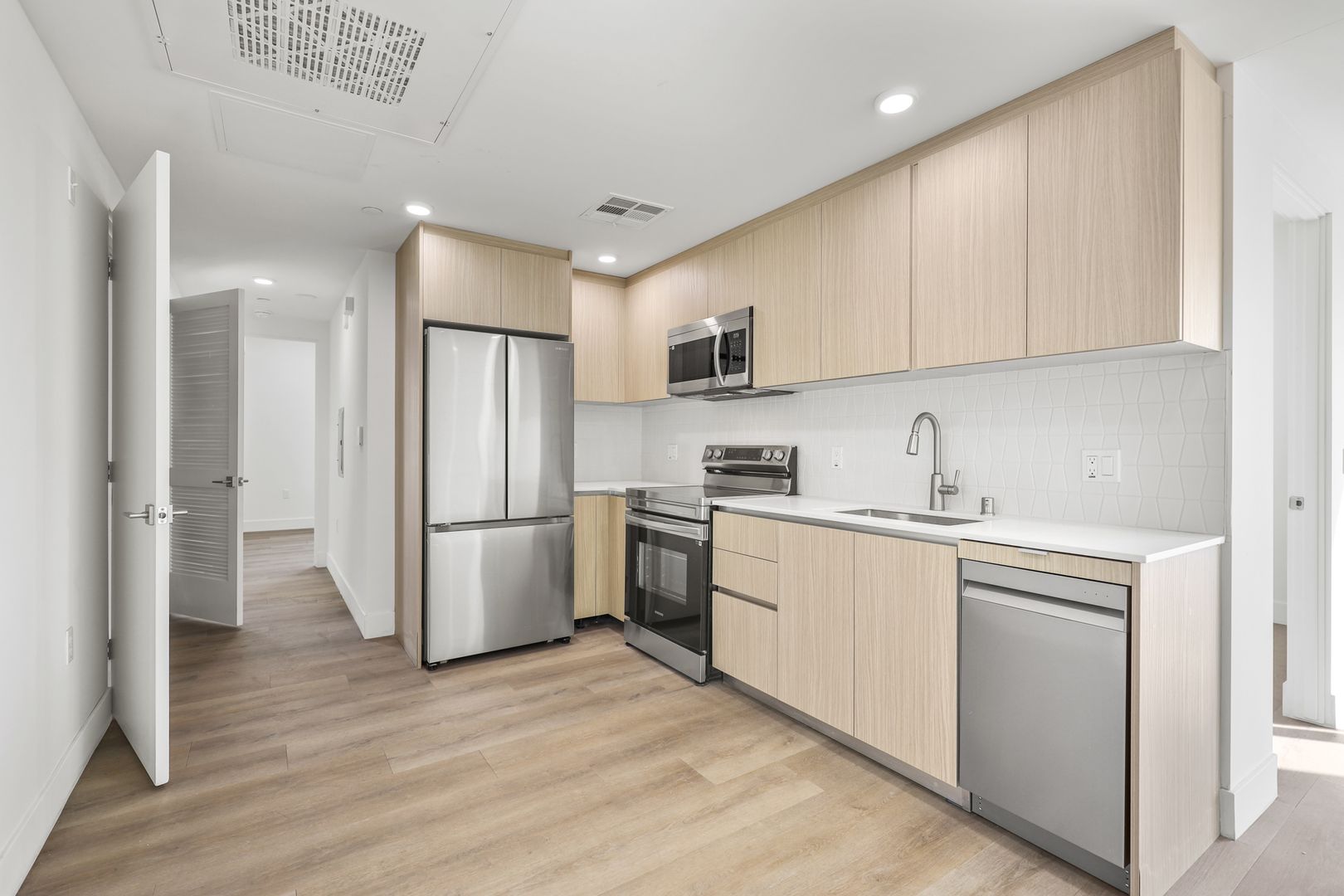 Los Angeles Apartment: 7050 Hawthorn Ave.