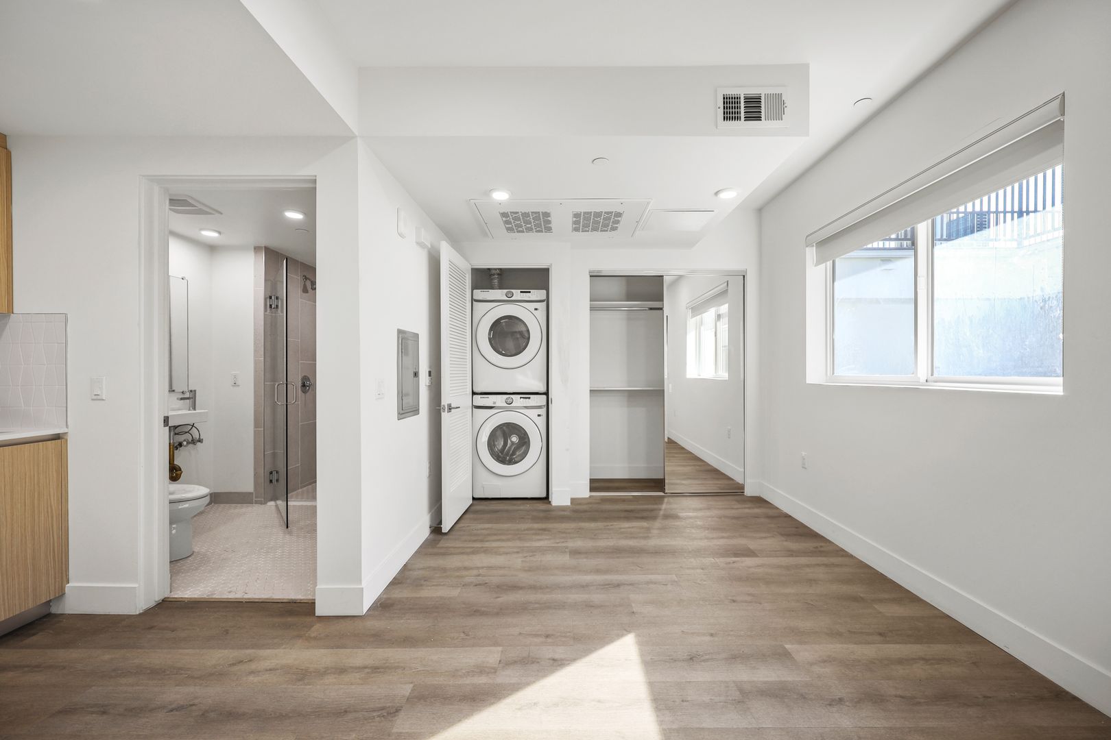 Los Angeles Apartment: 7050 Hawthorn Ave.