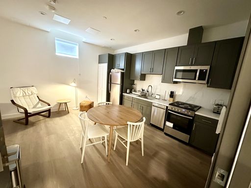 Welcome Home to Your Modern Studio in Hollywood – photo 1