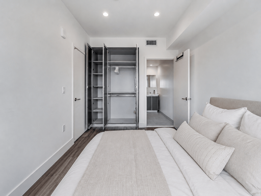 Furnished master bedroom in Hollywood – photo 1