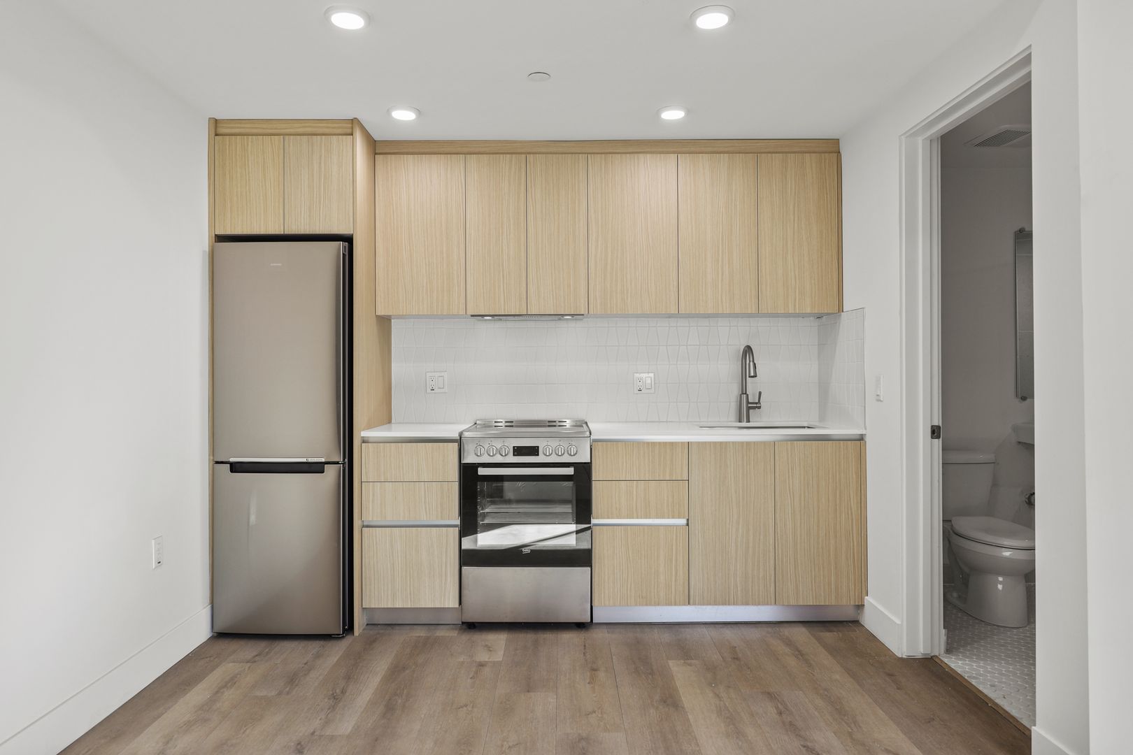 Los Angeles Apartment: 7050 Hawthorn Ave.