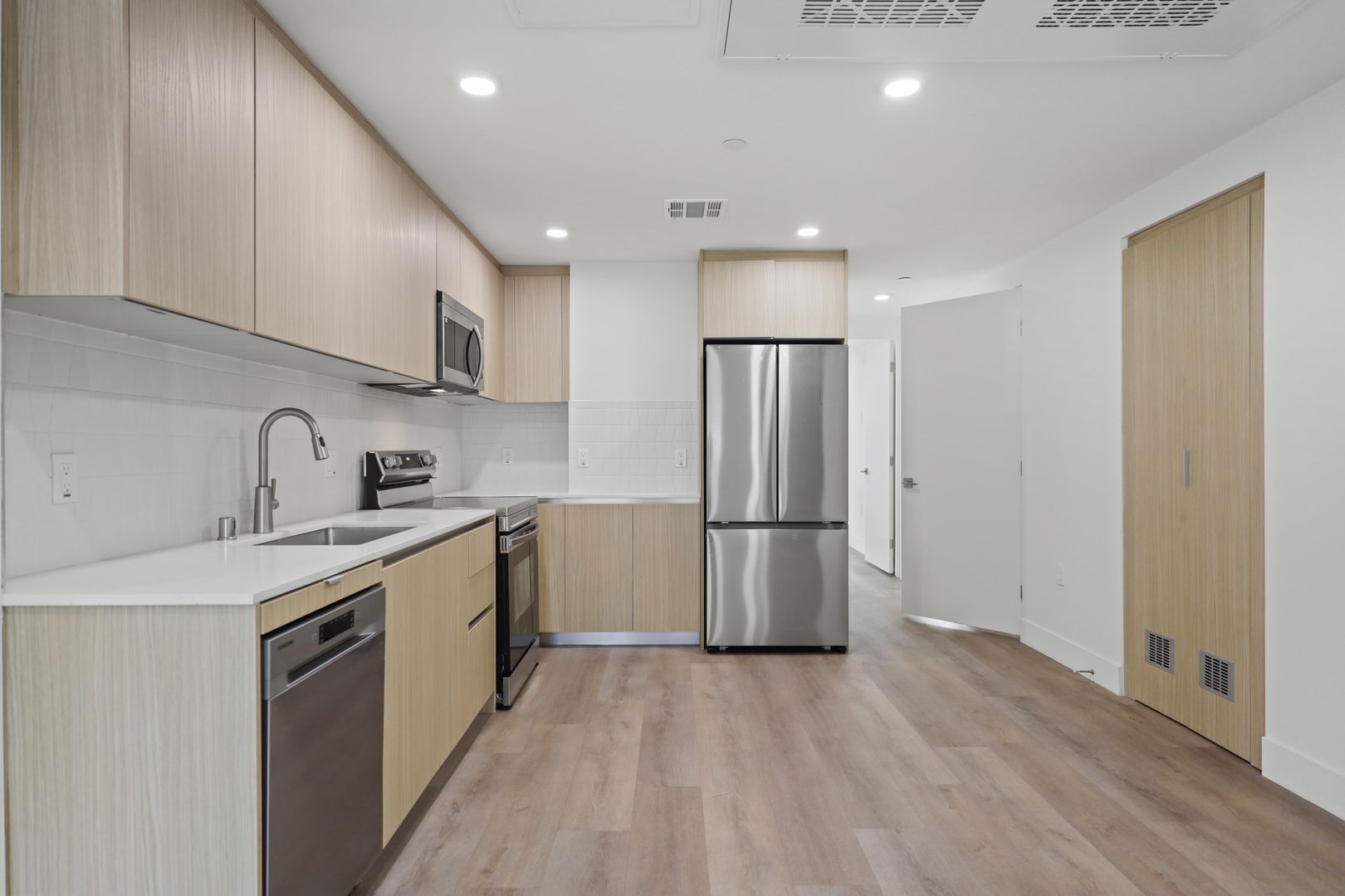 Los Angeles Apartment: 7050 Hawthorn Ave.