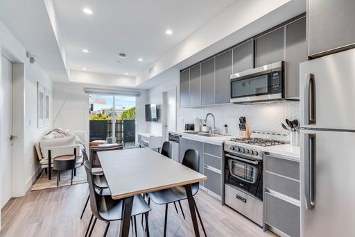Furnised room with a private bathroom in Hollywood – photo 1