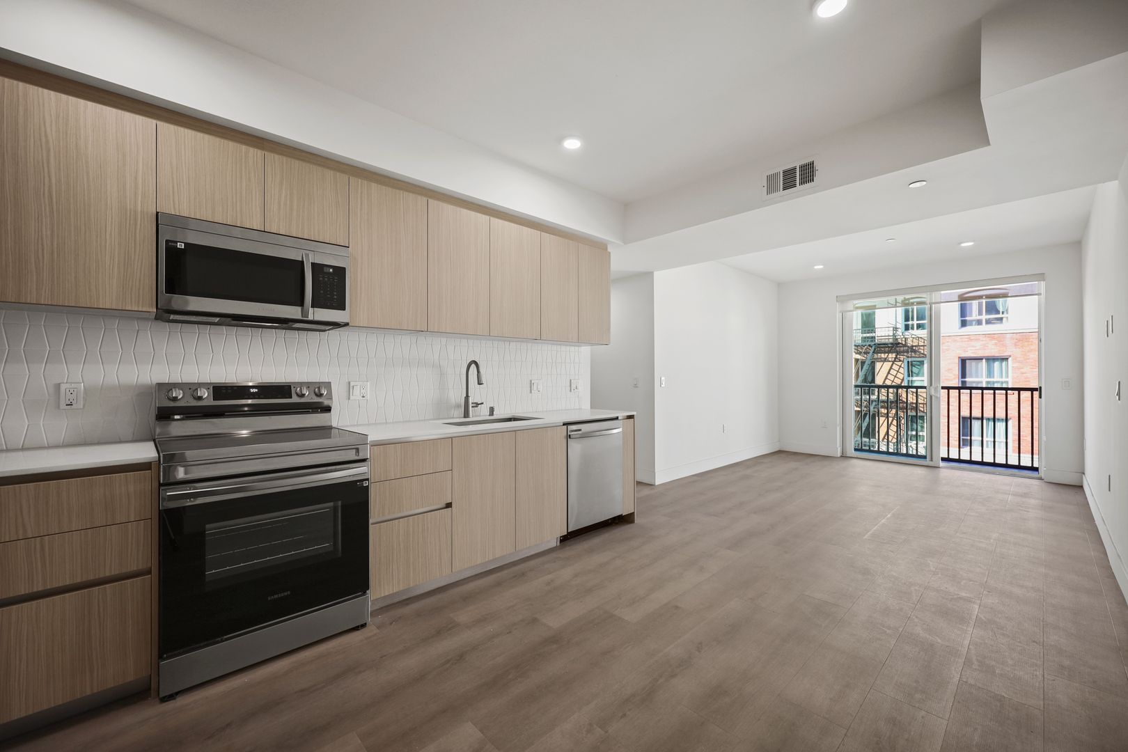 Los Angeles Apartment: 7050 Hawthorn Ave.