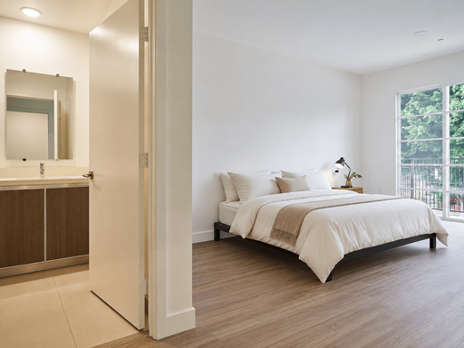 Furnished luxurious room in larchmont village – photo 1