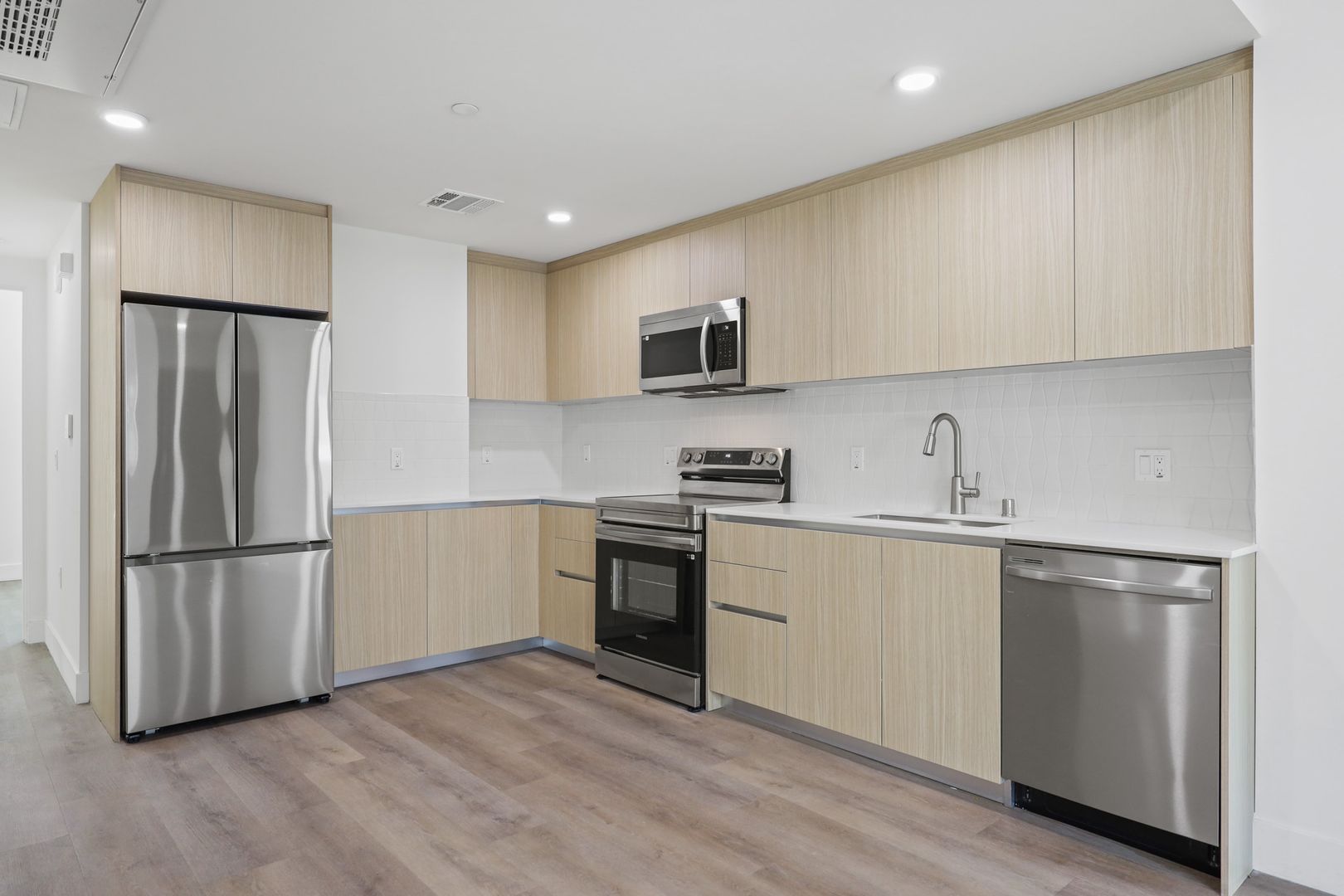 Los Angeles Apartment: 7050 Hawthorn Ave.