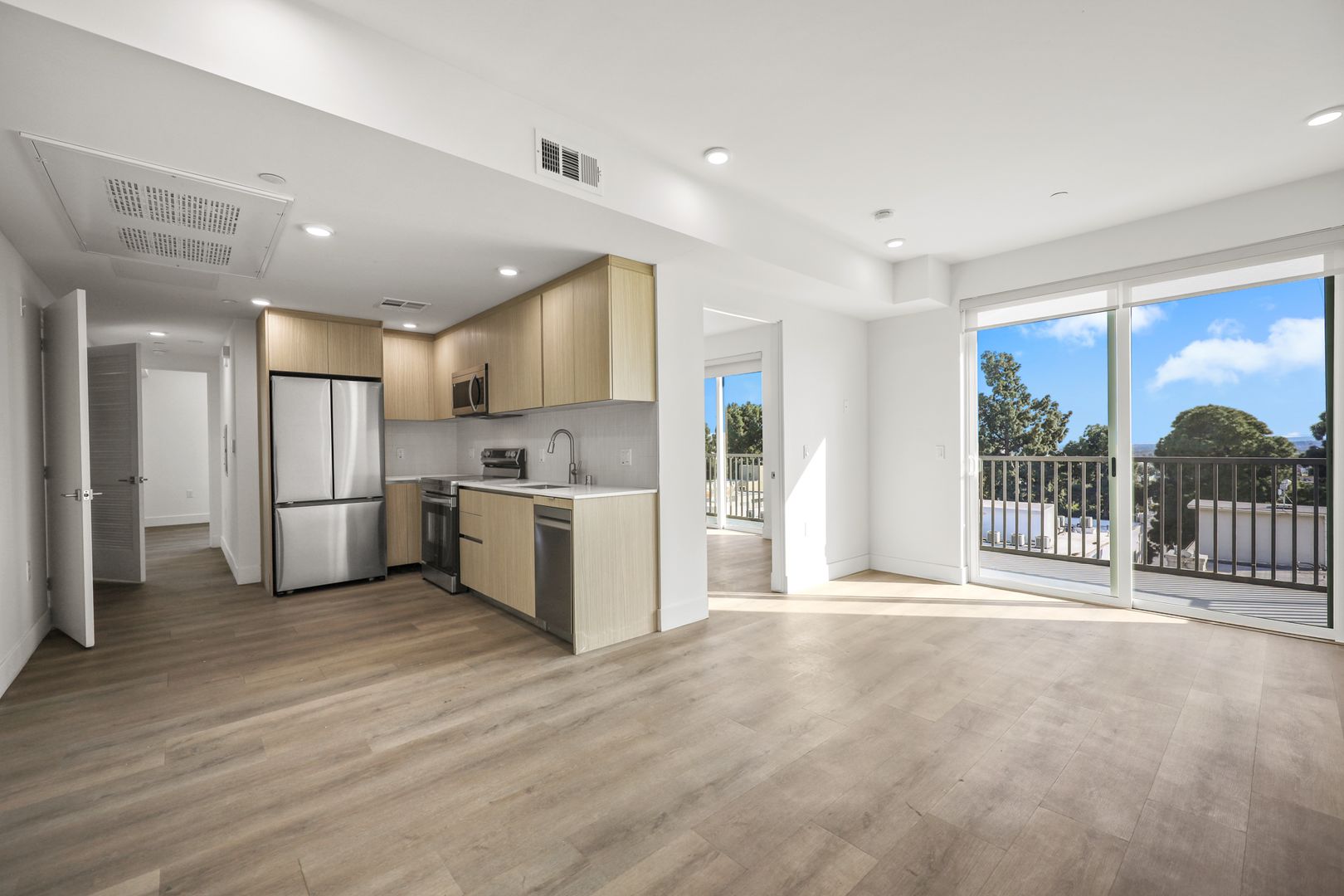 Los Angeles Apartment: 7050 Hawthorn Ave.