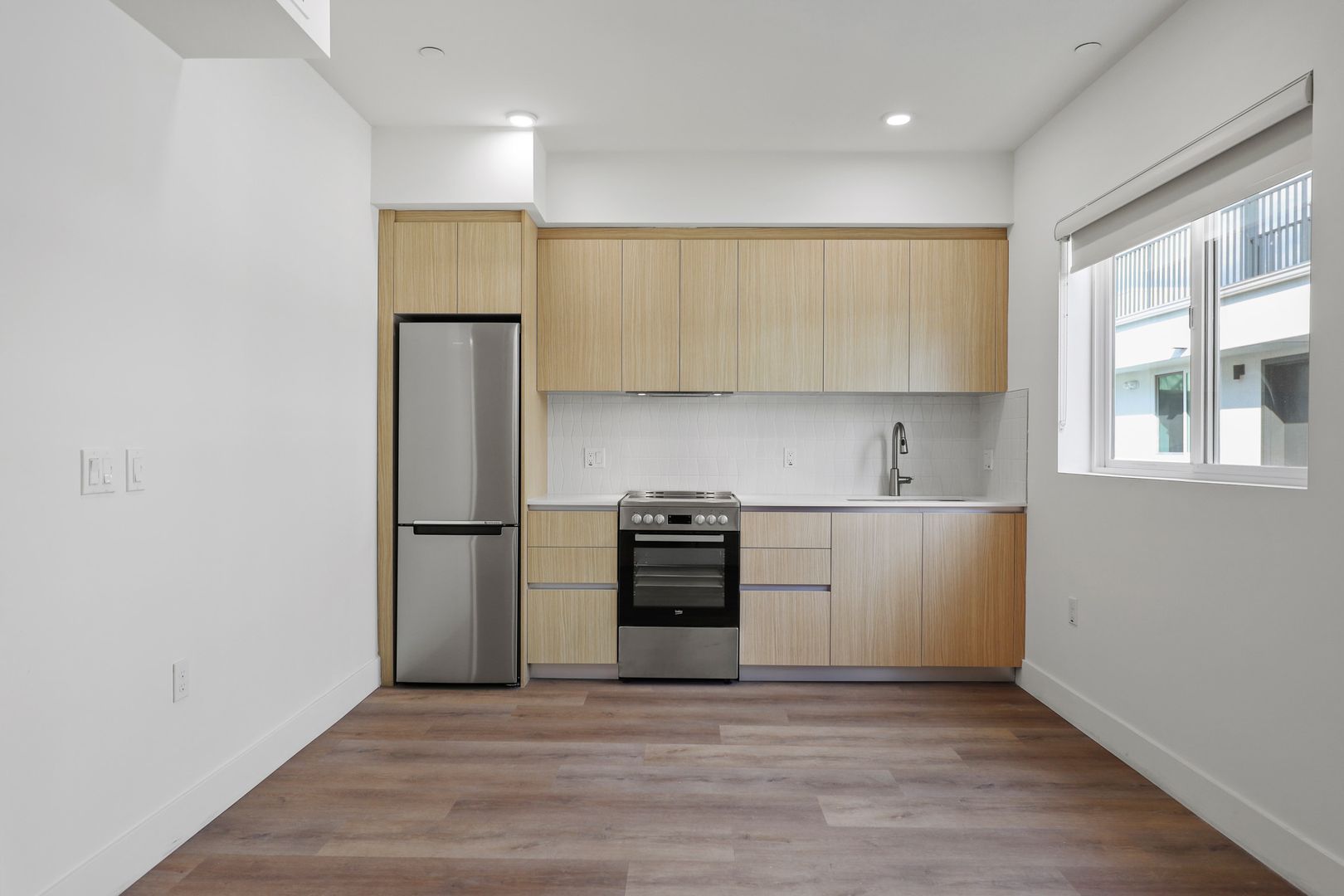 Los Angeles Apartment: 7050 Hawthorn Ave.