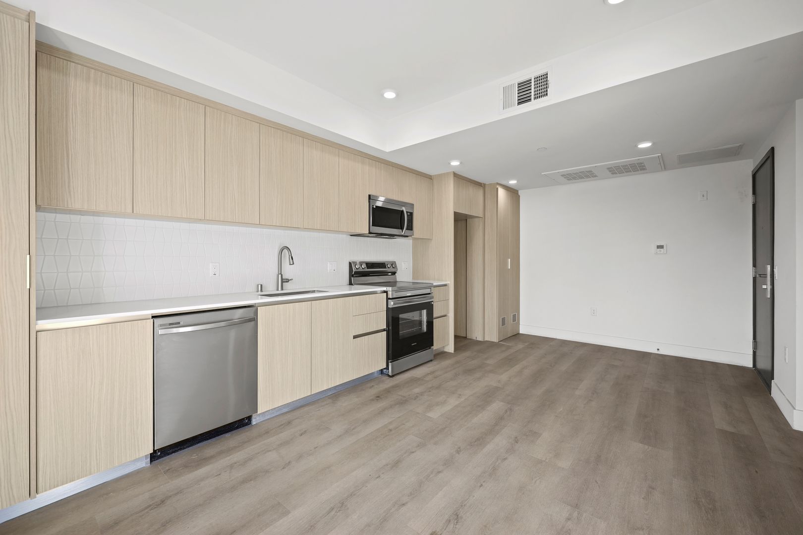 Los Angeles Apartment: 7050 Hawthorn Ave.
