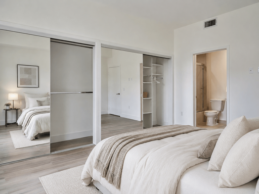 Furnished Private Room with En-Suite Bathroom – photo 1